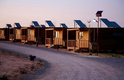Cabaas con paneles solares en el recinto