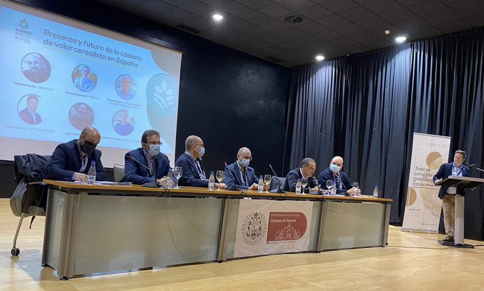 Integrantes de la mesa redonda 'Presente y futuro de la cadena de valor cerealista en Espaa'