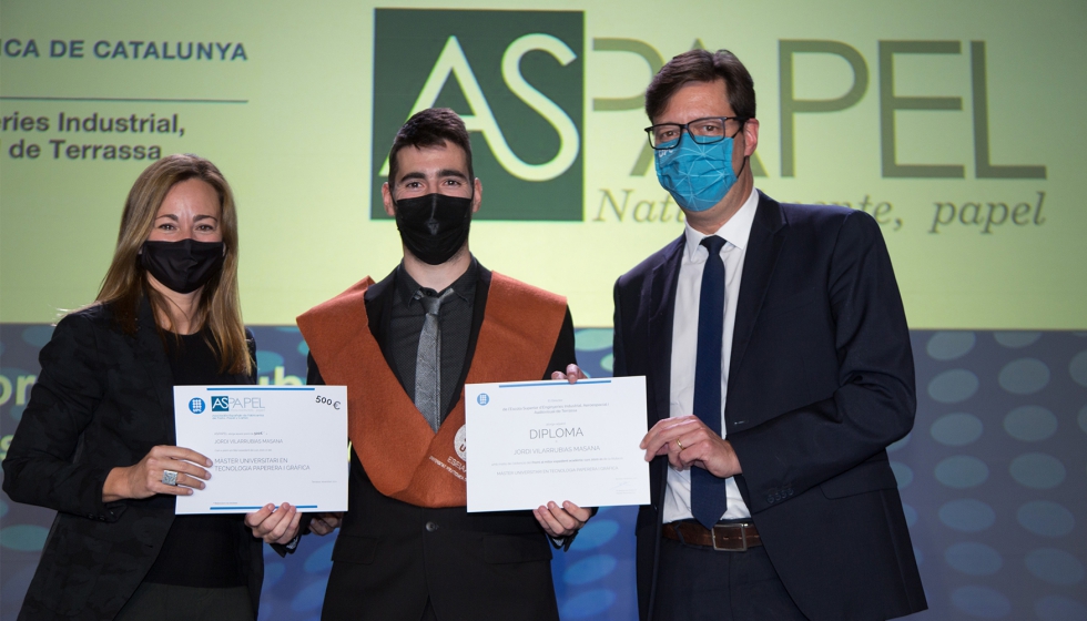 De izquierda a derecha, Elisabet Alier, presidenta de Aspapel, Jordi Vilarrubias, el premiado, Xavier Roca, director de la Eseiaat...