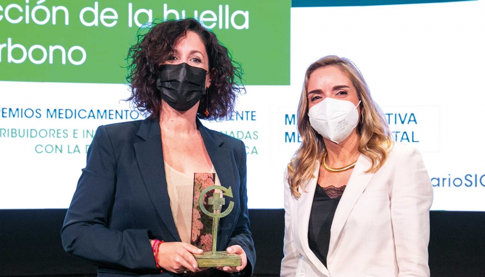 De izquierda a derecha, Eva Chacn, responsable de transportes de Alliance Healthcare, y Matilde Snchez, presidenta de Fedifar...