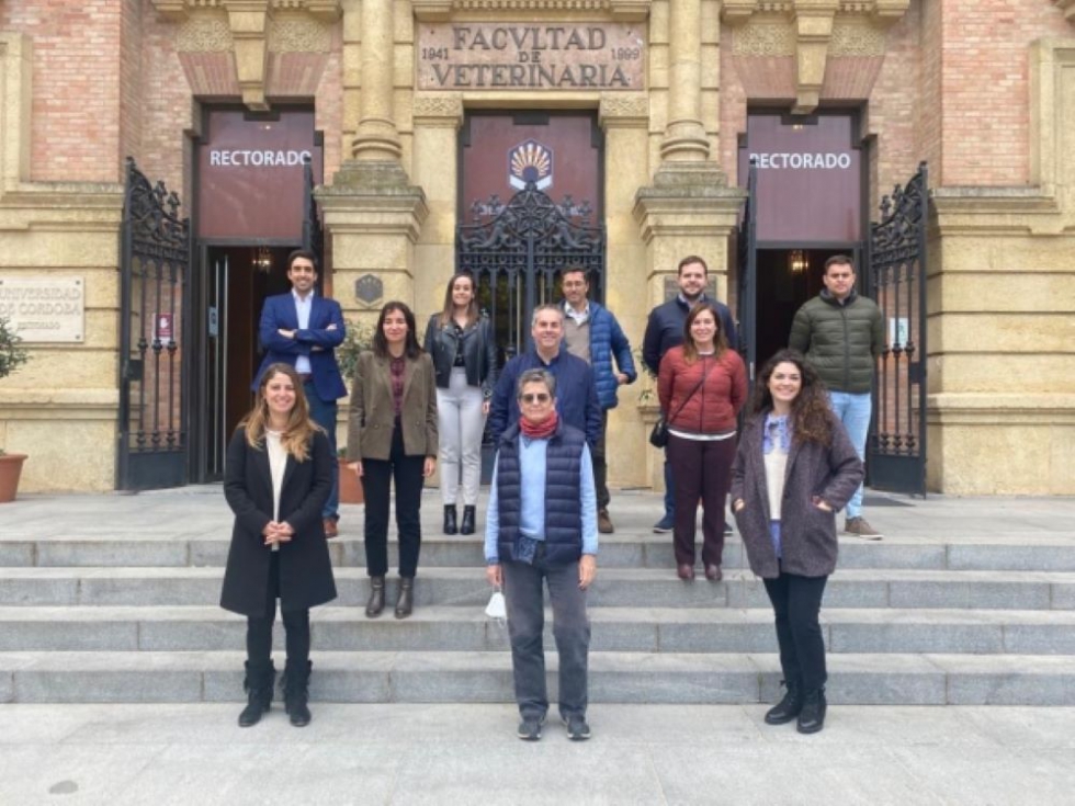 Miembros del equipo del proyecto Boocell en la fachada del Rectorado de la Universidad de Crdoba