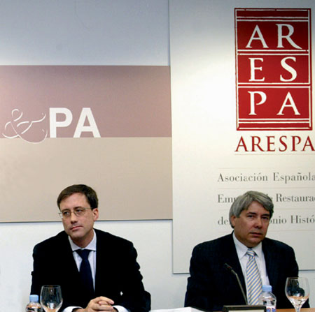 Antonio Coronel (derecha), junto a Enrique Saiz Martn, director general de Patrimonio y Bienes Culturales de la Junta de Castilla y Len...