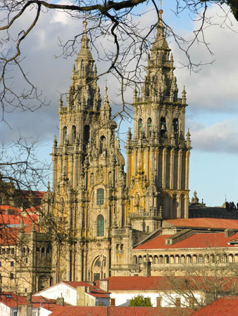 En la Catedral de Santiago de Compostela se han invertido en restauracin ms de doce millones de euros en los ltimos veinticinco aos...