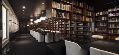 La biblioteca, que alberga m�s de 6.000 vol�menes, es uno de los elementos m�s representativos de este proyecto