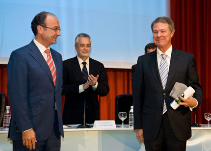 El presidente de Inerco, Luis Salvador, recibe el Premio a la Excelencia Empresarial de manos del consejero de Innovacin...