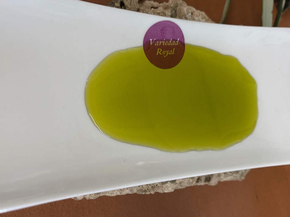 Aceite de oliva virgen extra obtenido de la variedad de aceituna 'Royal'