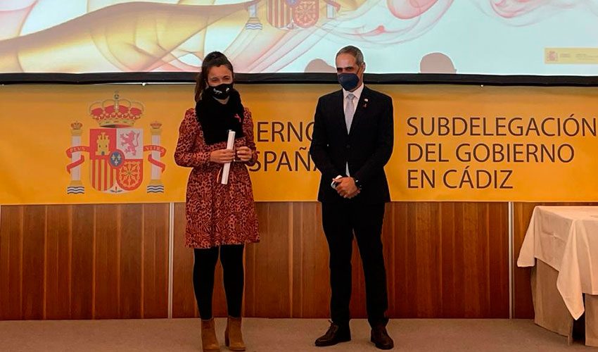 Olga Gonz�lez Caquet, secretaria ejecutiva de la asociaci�n de raza Payoya, con el reconocimiento junto a Jos� Pacheco...