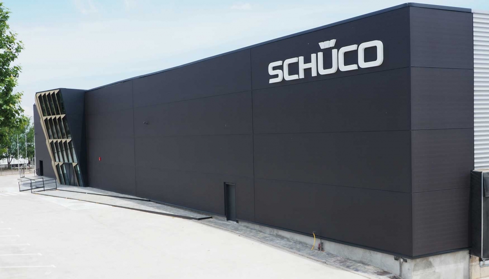 Fachada textil del nuevo showroom de Schco Ibrica, construida por BAT Spain con tejido de Serge Ferrari