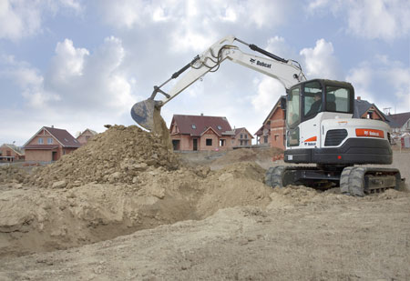 La nueva excavadora de Bobcat est disponible con orugas de acero o de goma