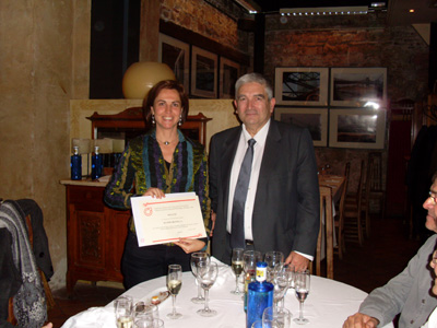 Bruna Bolbar, de Bronzes Bolbar, recibi un diploma en reconocimiento al centenario de su empresa