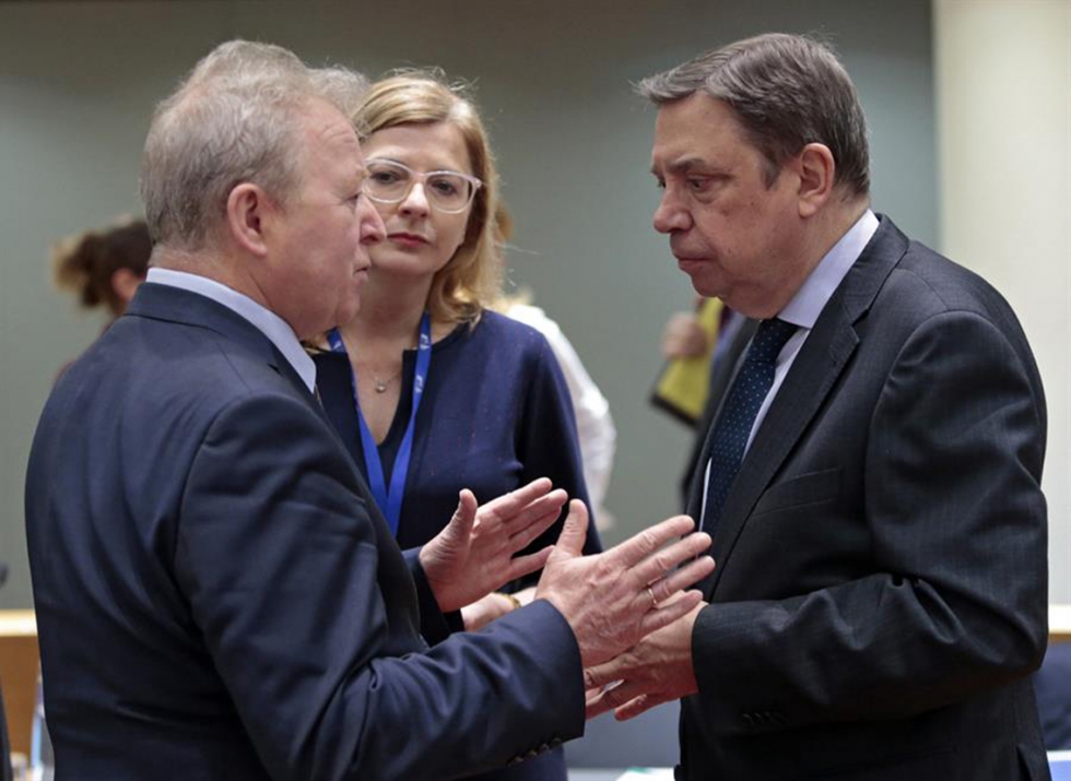 Janusz Wojciechowski y Luis Planas conversan durante un encuentro anterior en Bruselas. Foto: Efeagro