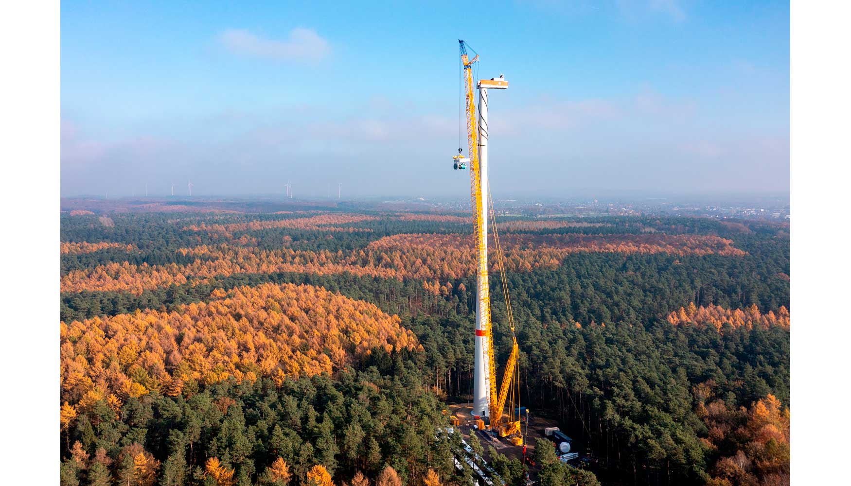 La nueva gra sobre orugas Liebherr LR 1700-1.0 de Eurogras 2000 trabaja en un parque elico en Alemania, cerca de Dsseldorf...