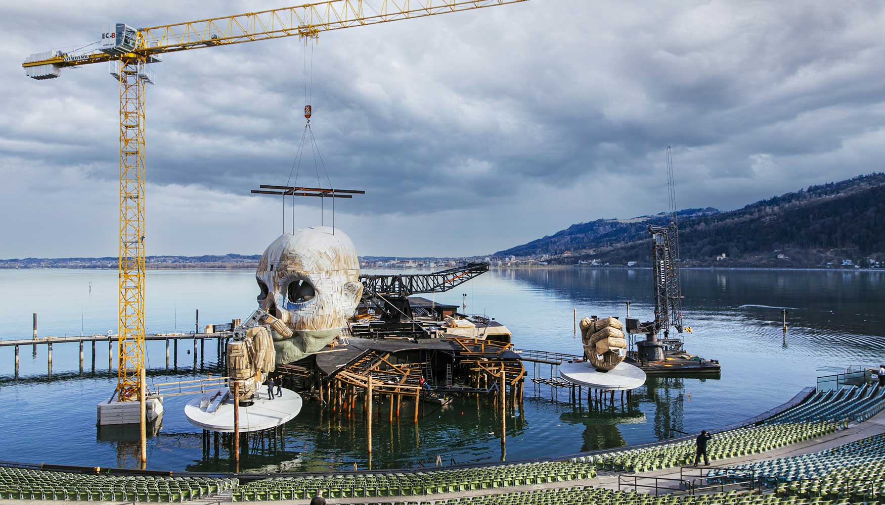 Con una 150 EC-B, montada en el pie de anclaje del lago de Constanza, se desmont la escenografa del escenario del lago de Bregenz...