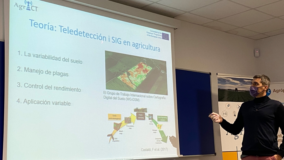 Fran Garca, investigador de la Unidad de Mecanizacin Agraria, explic los mdulos sobre Sistemas de geolocalizacin y Robotizacin y automatizacin...