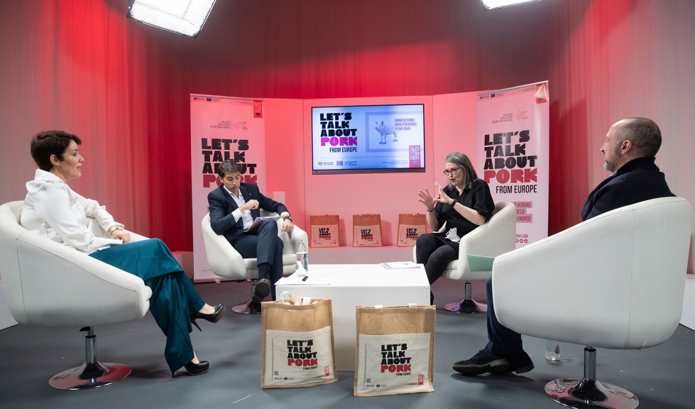De izquierda a derecha, Marta Solano, periodista del Canal 24 Horas de TVE; Daniel de Miguel, director adjunto de Interporc; Laura Cristbal...