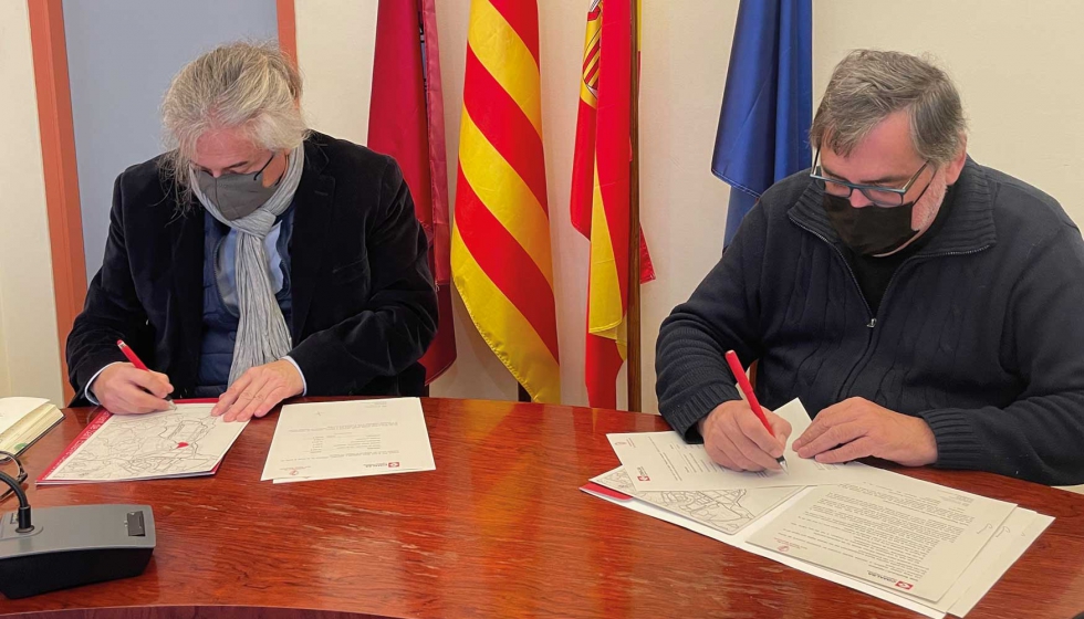 Enric Tic, presidente de Cimalsa, (izq.) y Enric Carbonell, alcalde de Sant Esteve Sesrovires (dcha.) firman el convenio de colaboracin...