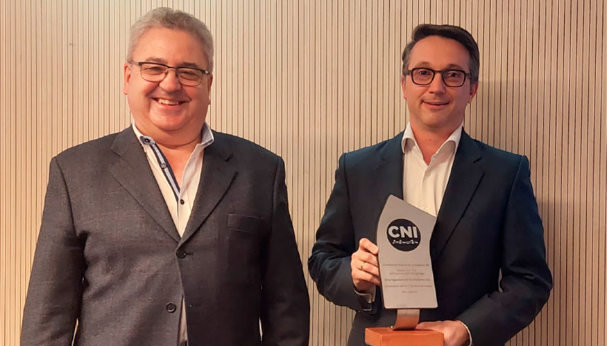 Javier Cueto, presidente de CNI junto con Gabriel Ura Gonzlez, ganador del premio CNI a la instalacin ms innovadora