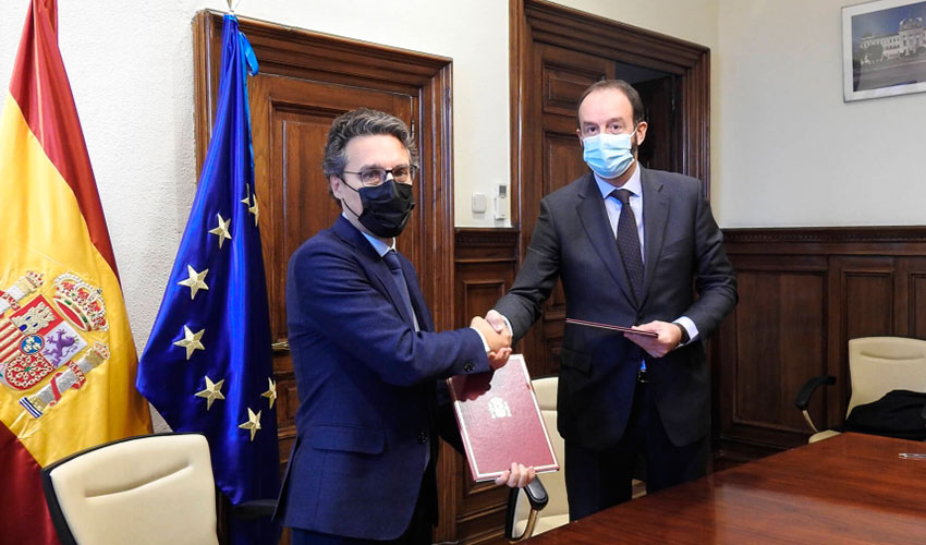 Fernando Miranda, secretario general de Agricultura y Alimentacin del MAPA, da la mano a Ignacio Elola Zarageta...