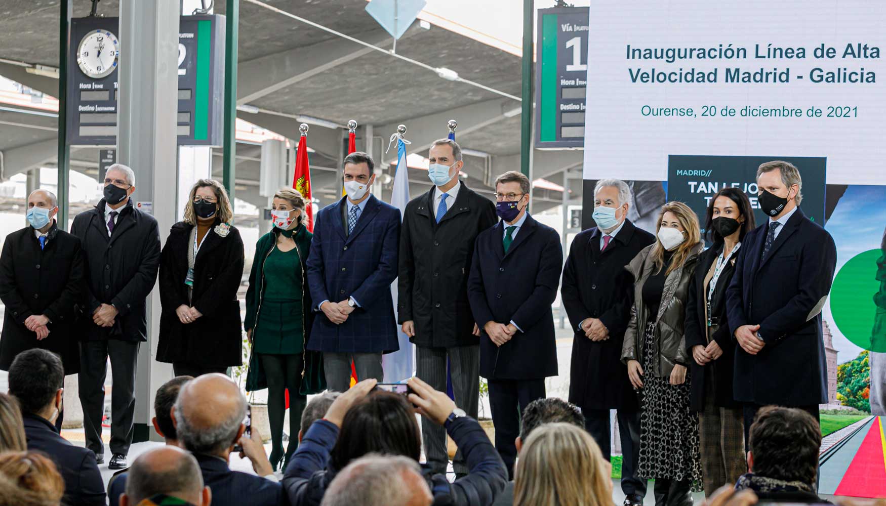 Autoridades que han asistido al viaje inaugural de la L�nea de Alta Velocidad Madrid-Galicia