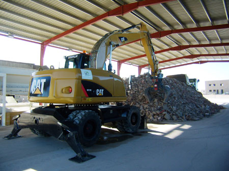 The new recycling plant has only Caterpillar equipment