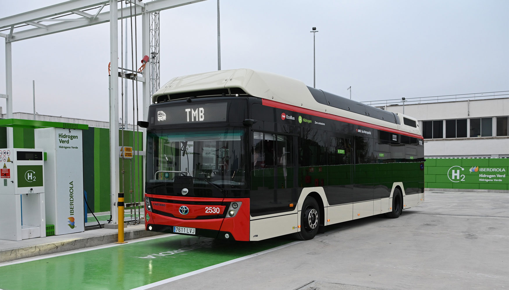 El H2 City Gold LHD de CaetanoBus en la planta de repostaje de Iberdrola en la Zona Franca de Barcelona