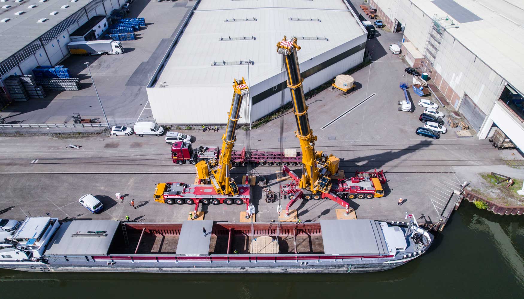 Gr�as AC 7.450-1 y AC 500-2 trabando en t�ndem en el puerto de Heilbronn