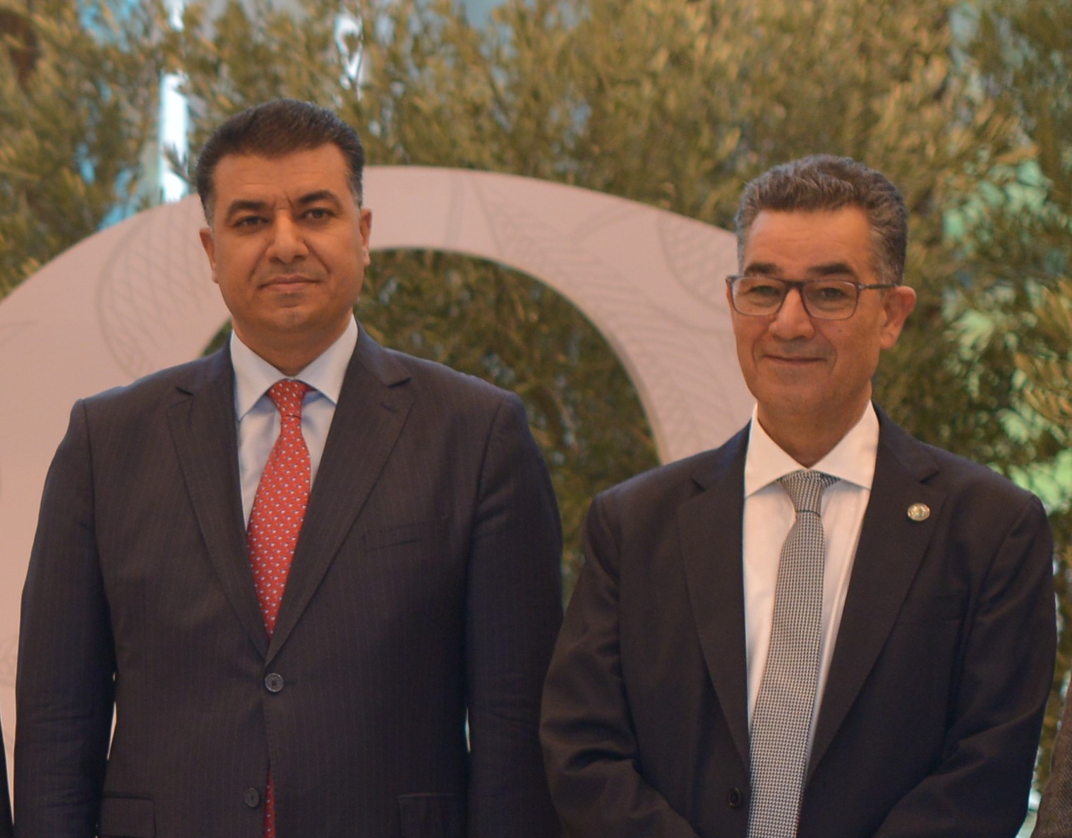 El Excmo. Sr. Khaled Musa Al Henefat, Ministro de Agricultura de Jordania (izq.), junto al Director Ejecutivo del COI, Sr. Abdellatif Ghedira...