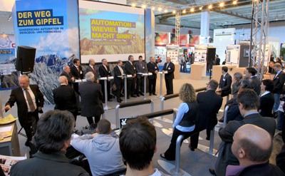 The fair promotes discussions such as this on the automation in the manufacture of moulds