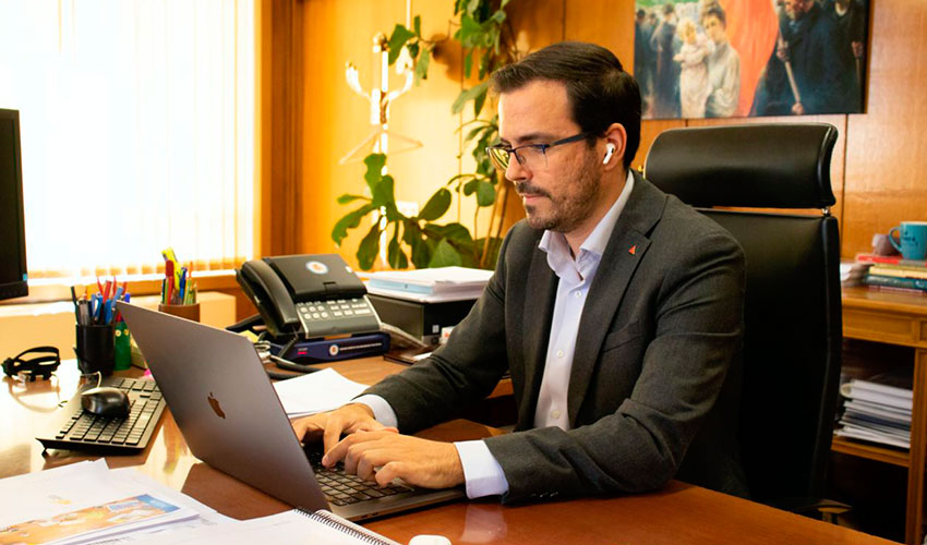 Alberto Garzn, ministro de Consumo, en una imagen de archivo en su despacho