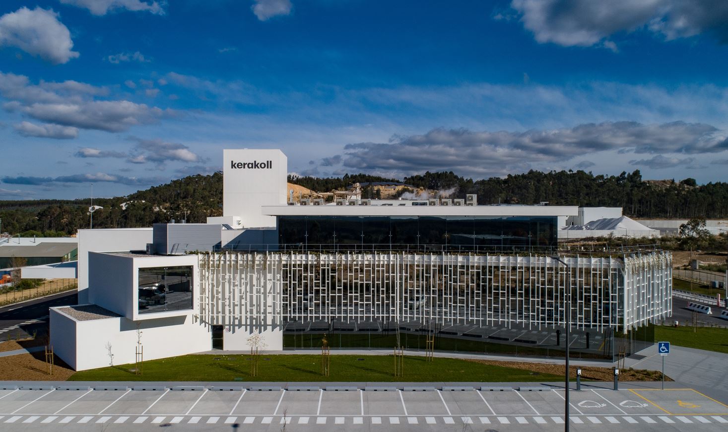 A nova fbrica portuguesa, parte integrante do plano de desenvolvimento industrial que o Grupo Kerakoll estabeleceu em 2020...