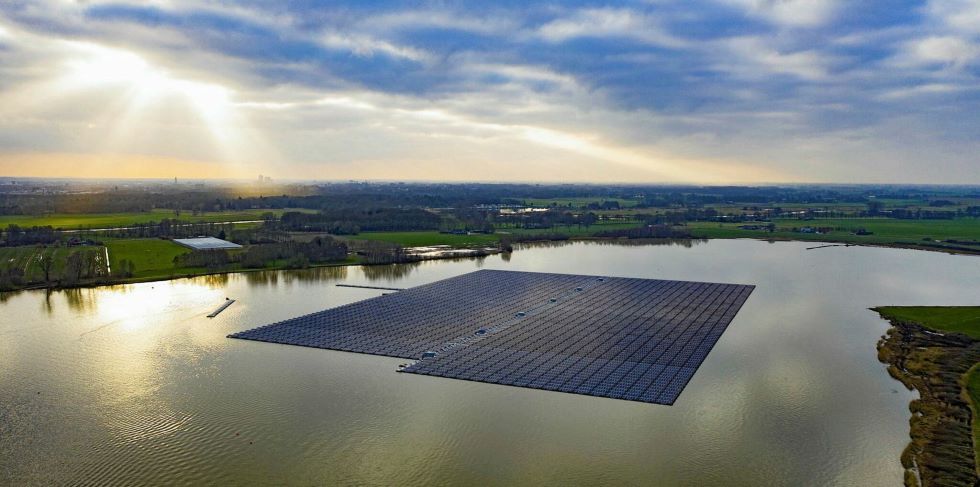 A sombra que os painis solares flutuantes produzem pode ajudar a reduzir a perda de gua por evaporao, o que proteger os recursos hdricos...