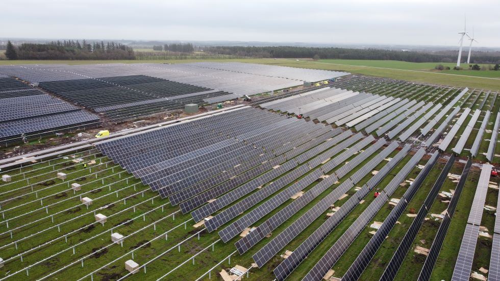 Figura 1. Central fotovoltaica da Eurowind Energy em constru��o na Dinamarca