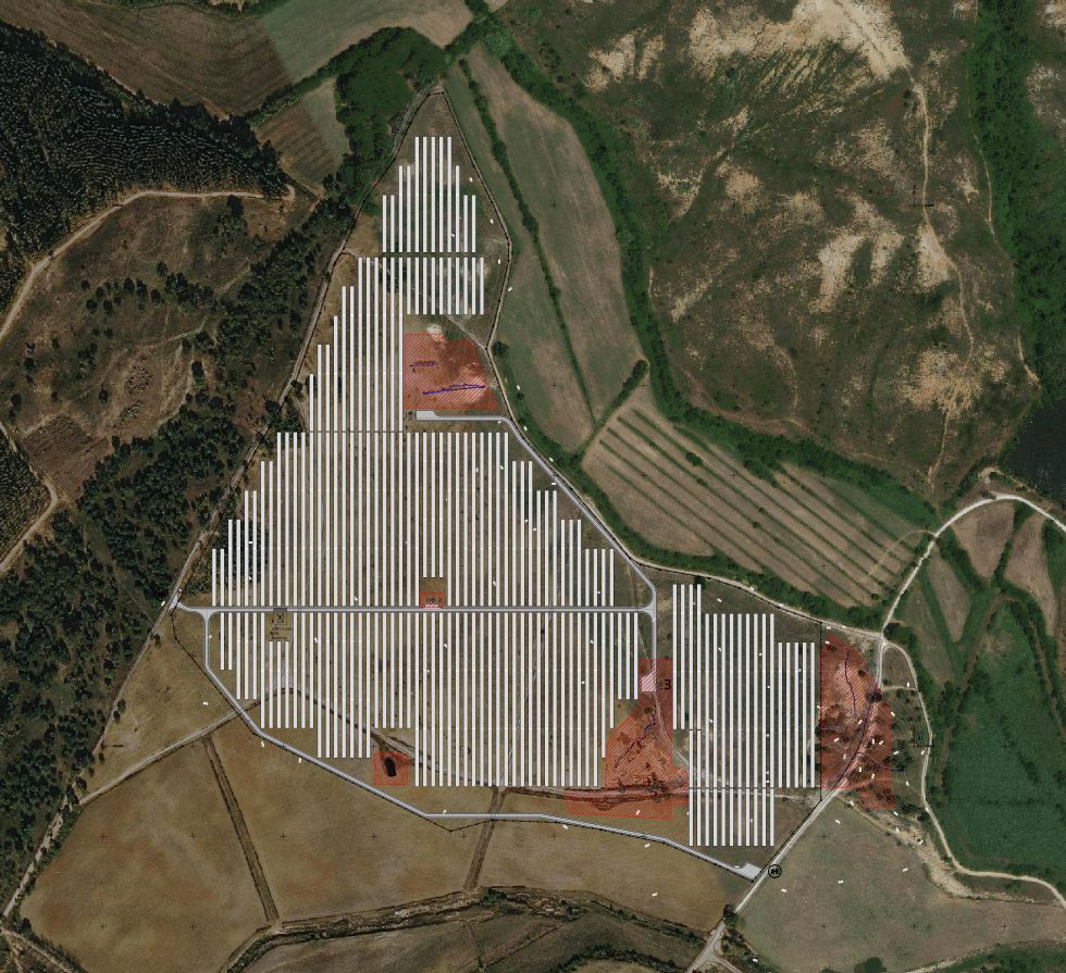 Figura 2. Implanta��o e disposi��o dos seguidores 2V e m�dulos fotovoltaicos no terreno