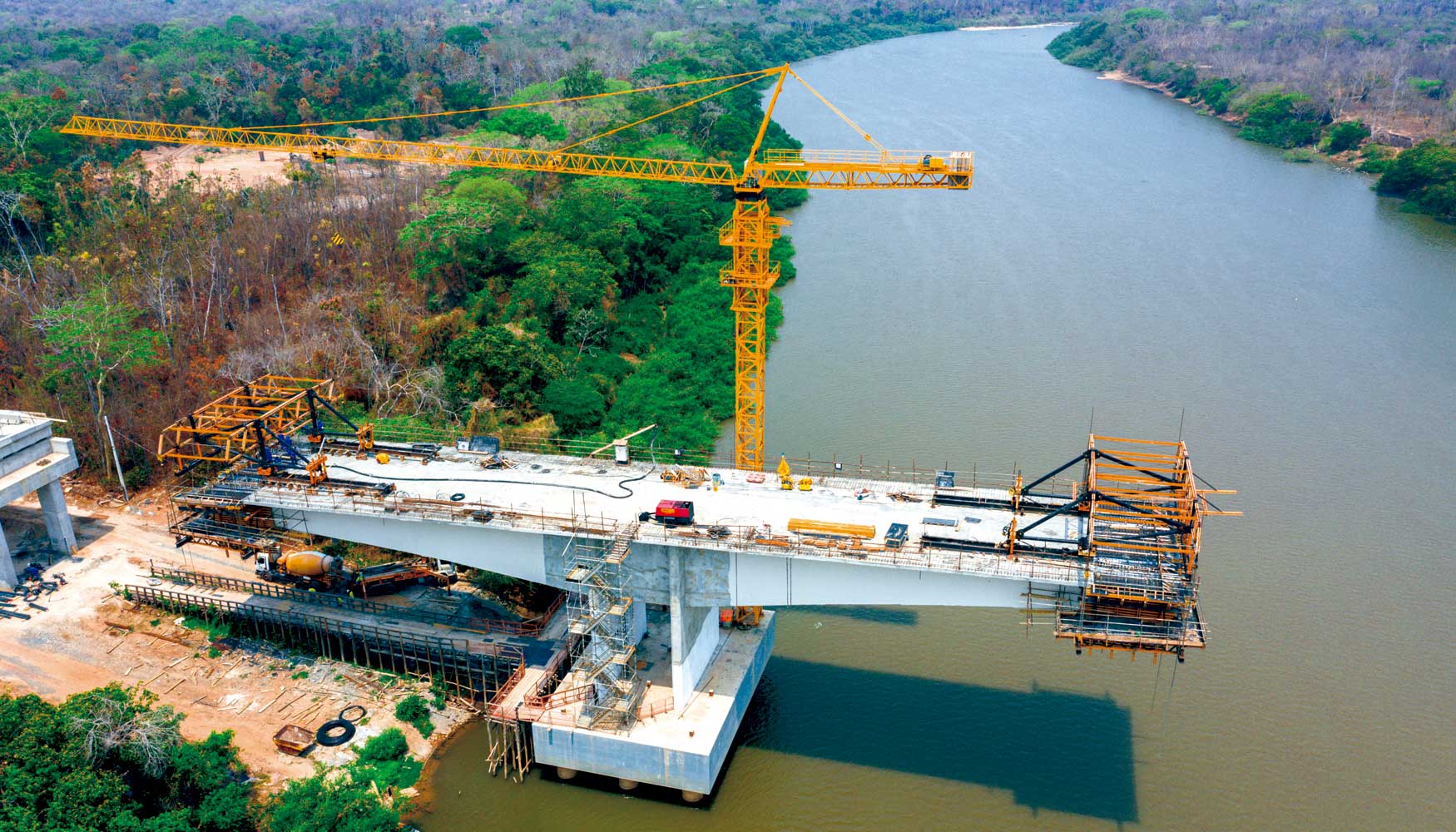 El puente tiene 390 metros de longitud, una luz de 240 metros y 120 metros de va navegable