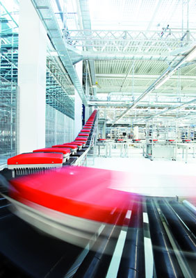 La nueva fbrica de inversores de SMA, construida slo en 18 meses, ocupa unos 18.000 m2 y puede producir hasta 4 GW al ao...