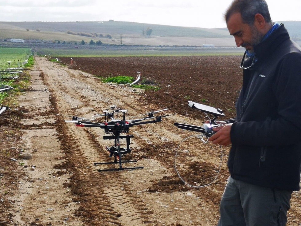 El profesor de la ETSIAM, Francisco Javier Mesas, realizando pruebas con un dron. Foto: Sipcam