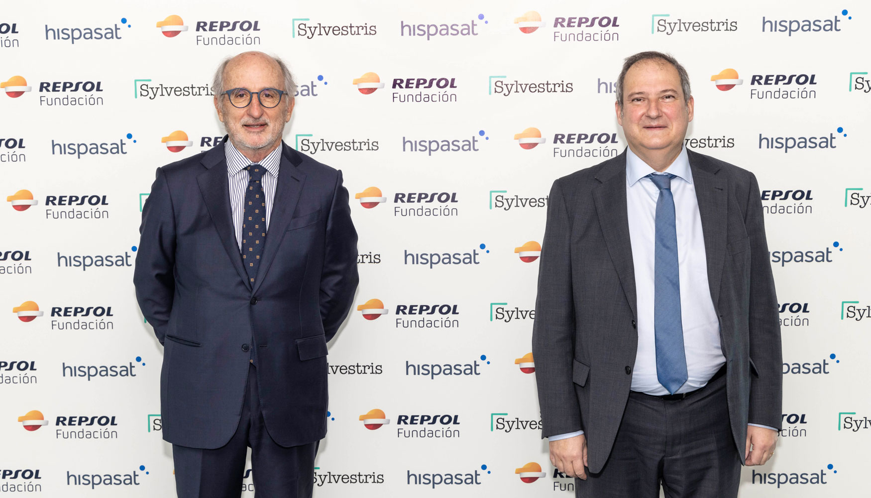 El presidente de Repsol y de la Fundacin Repsol, Antonio Brufau, y el presidente de Hispasat, Jordi Hereu...