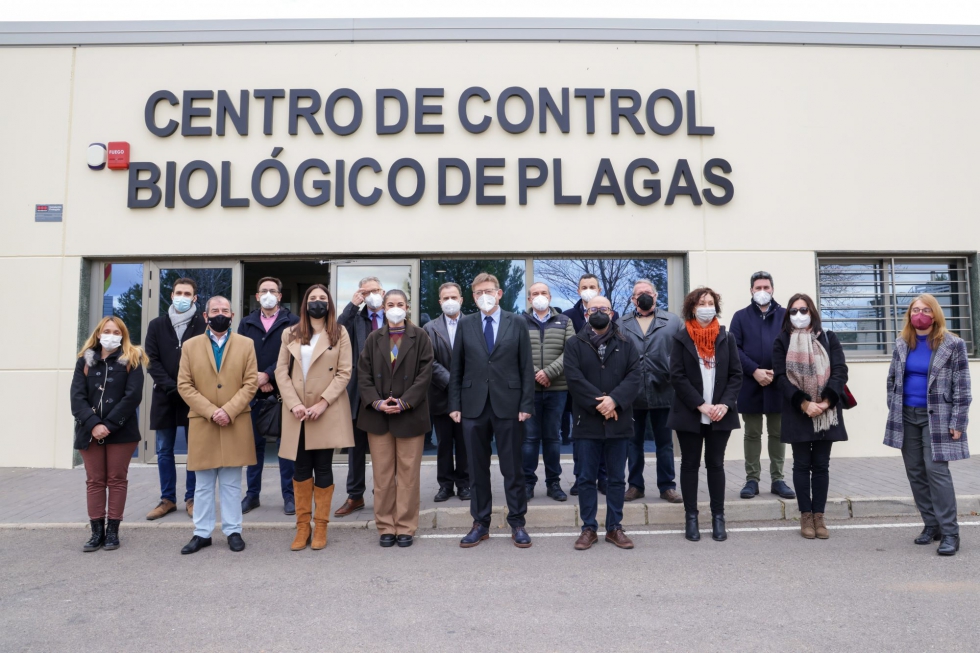 El president de la Generalitat, Ximo Puig (con corbata azul), ha visitado este Centro de Control Biolgico de Plagas de Caudete (Valencia)...