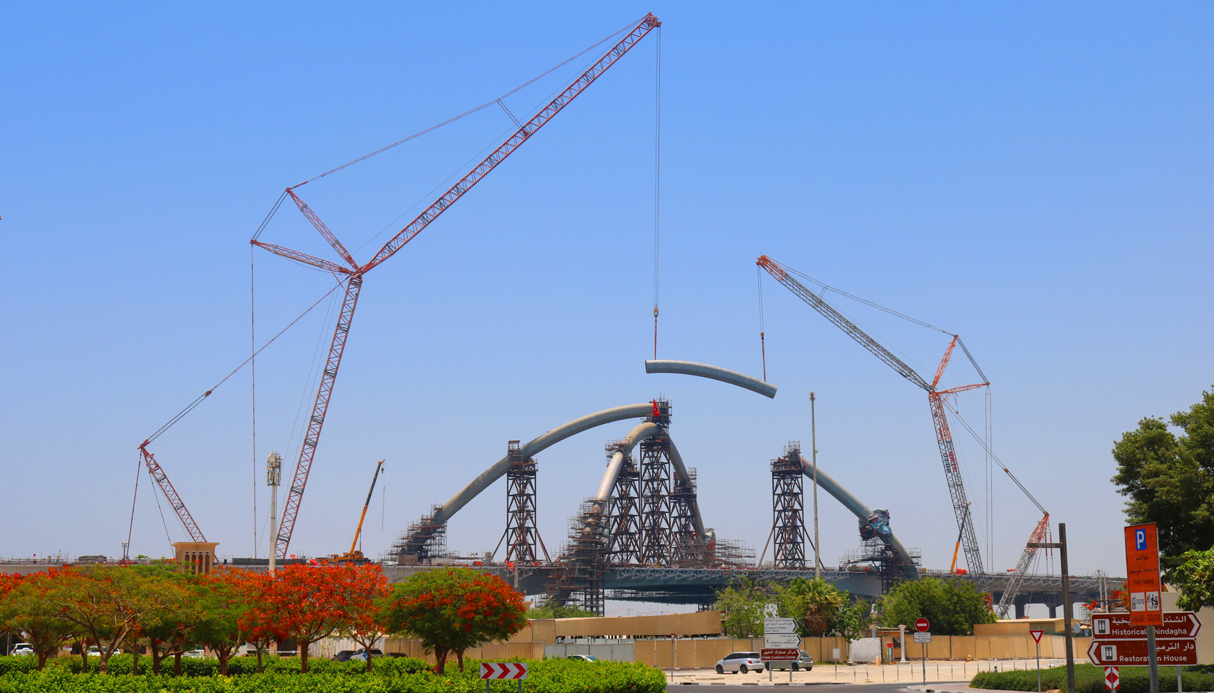 Obras de construccin del Infinity Bridge con las dos gras Demag