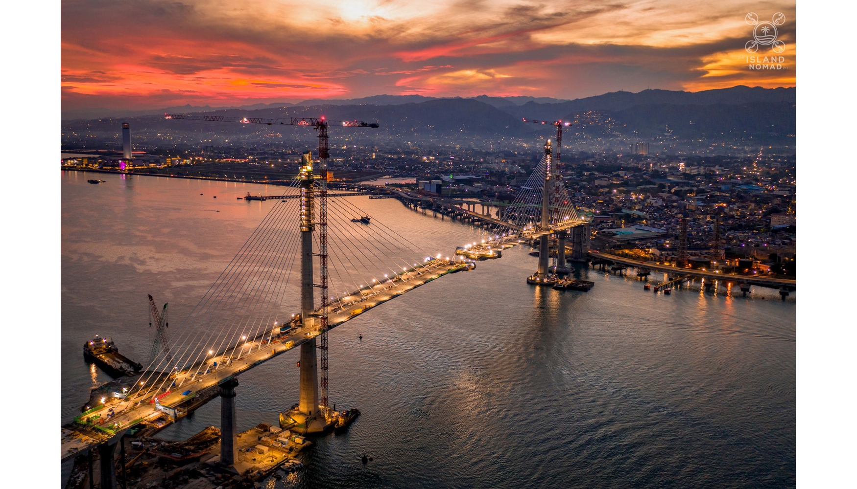 Trabajos de construccin, con las dos gras torre Comansa 21LC660, del puente atirantado que une las ciudades de Ceb y de Crdova (Filipinas)...