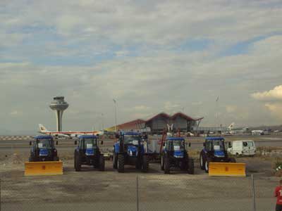 Los cinco tractores de New Holland en el Aeropuerto de Barajas