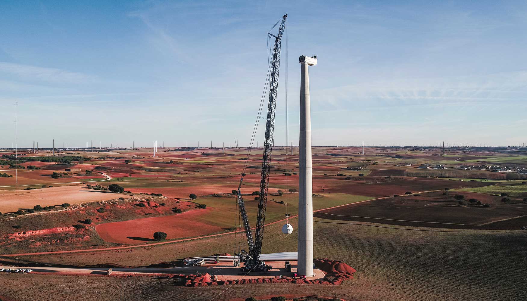 Tres gras mviles con pluma de celosa Liebherr LG 1750 de Transbiaga se estrenan en el parque elico Gecama (Cuenca)...