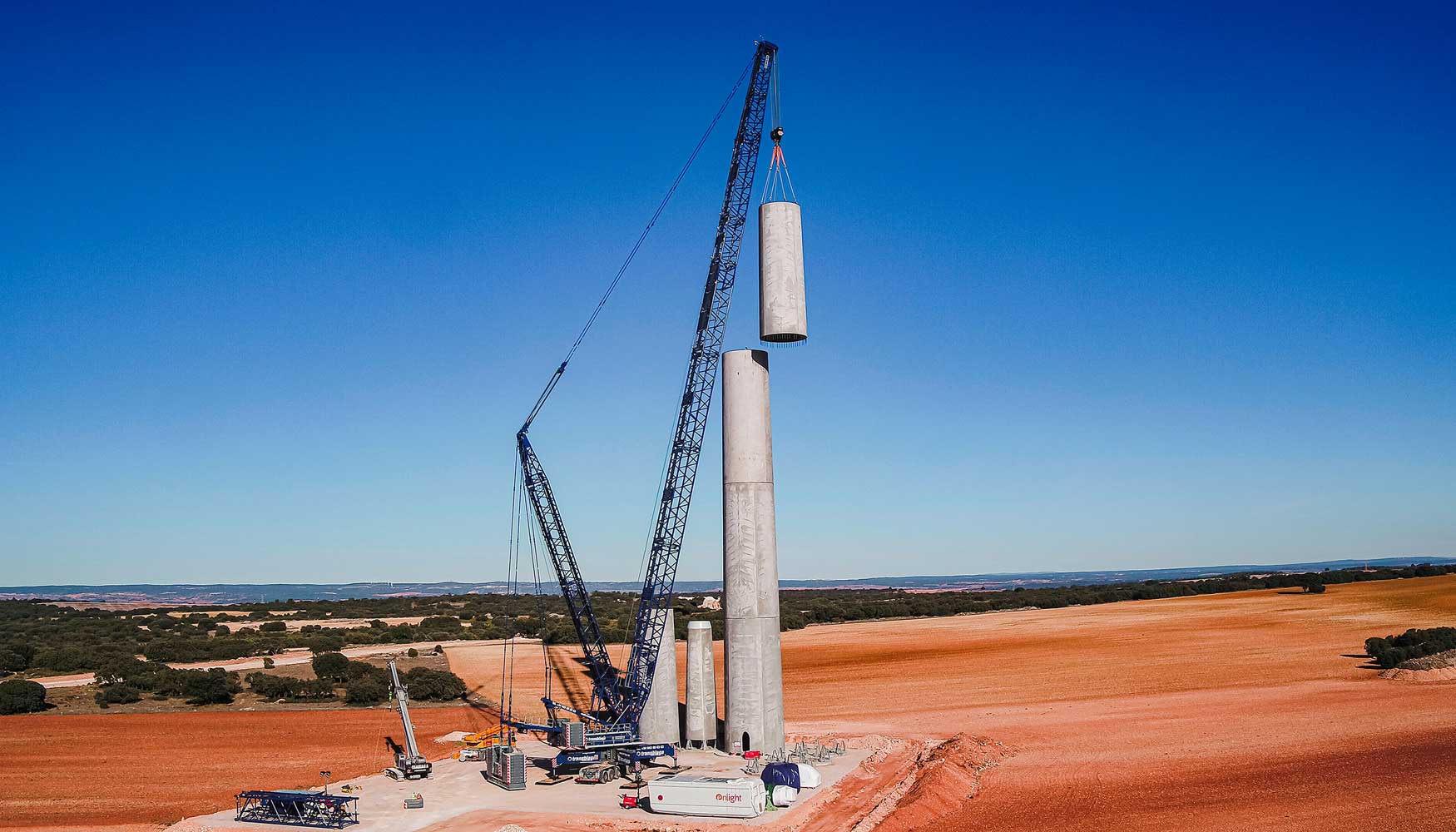 Montaje de los tramos de torre de hormign, con un peso de hasta 255 toneladas, del nacelle y generador, modelo DELTA4000 de Nordex de 140 toneladas...