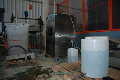 Tras la aplicacin de la evaporacin al vaco a dos cargas/ao de desengrases no inico agotado se recuper el 94% como agua de gran calidad para la...