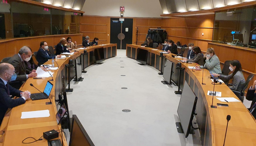 Imagen de la reunin mantenida entre ASCER y Confindustria Cermica con las europarlamentarias Inmaculada Rodrguez-Piero y Elisabetta Gualmini en...
