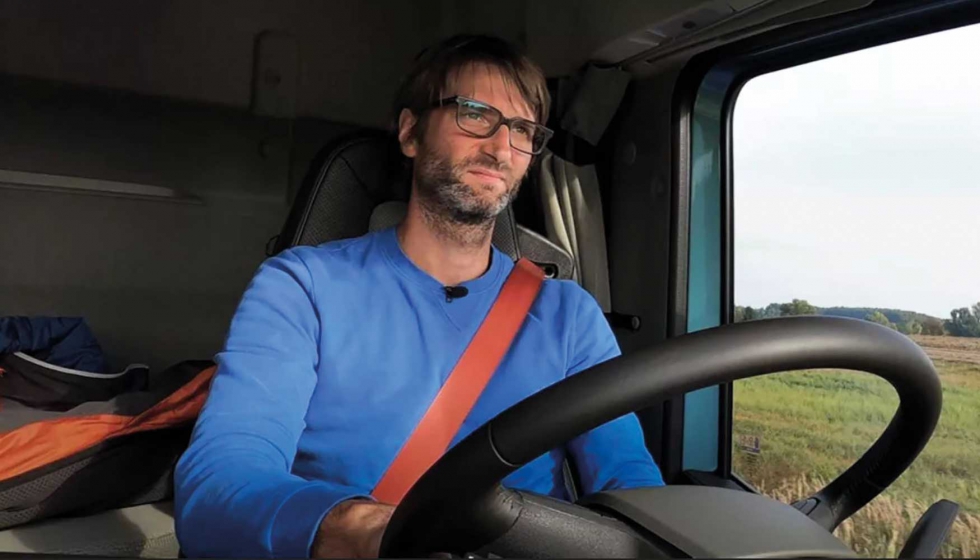 El periodista alemn Jan Burgdorf al volante del Volvo FH Electric