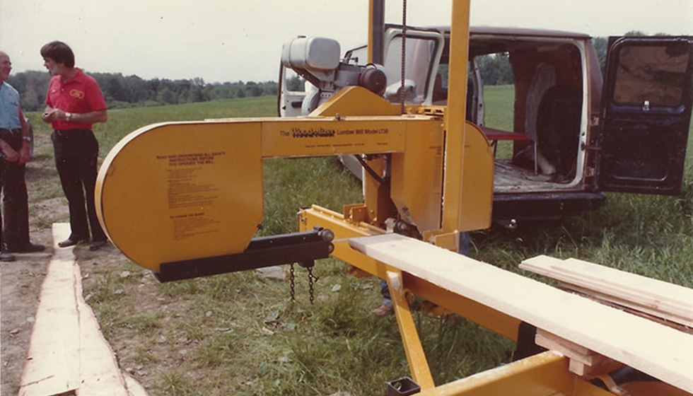 Aserradero porttil Wood-Mizer nmero 1, entregado desde Indiana a Nueva York (EE UU) por Don Laskowski (derecha), cofundador de Wood-Mizer...
