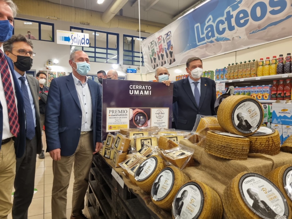 Luis Planas, Ministro de Agricultura y Ganadera, durante su visita a las instalaciones de la cooperativa Agropal en Palencia...