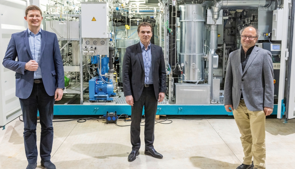 Uwe Wagner (centro), CTO en Schaeffler AG; Daniel Teichmann (izquierda), CEO y fundador de Hydrogenious, y Peter Wasserscheid (derecha)...