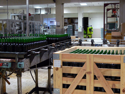 En esta planta de etiquetado de las bodegas Marqus de Riscal el producto se prepara para ser distribuido